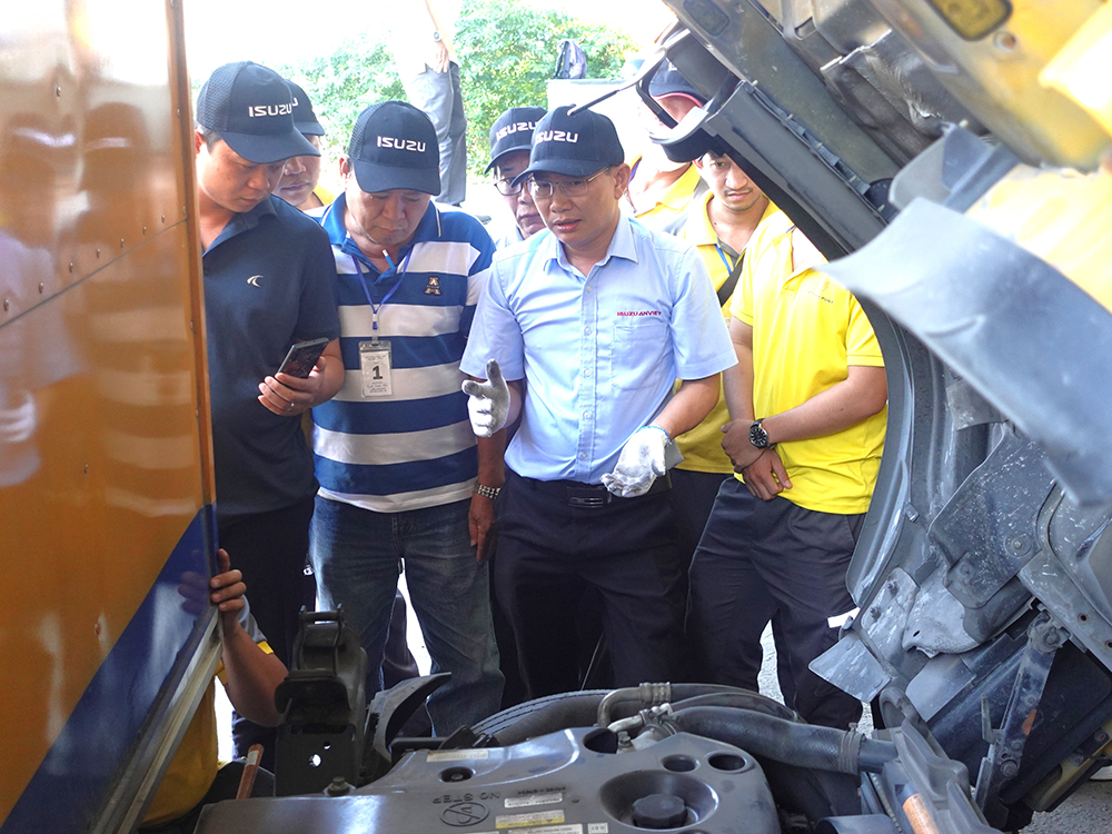 Giám đốc phòng dịch vụ Isuzu An Việt hướng dẫn kỹ thuật kiểm tra xe hàng ngày