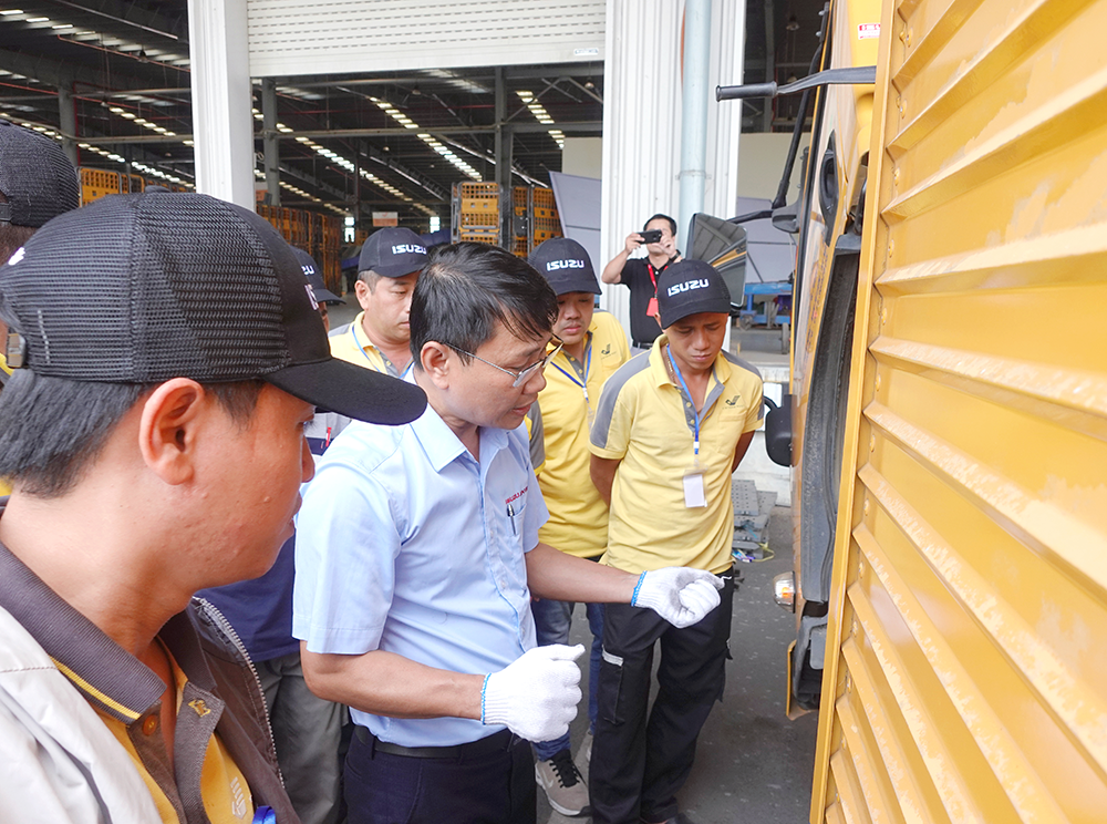 Giám đốc phòng dịch vụ Isuzu An Việt hướng dẫn kỹ thuật kiểm tra xe hàng ngày
