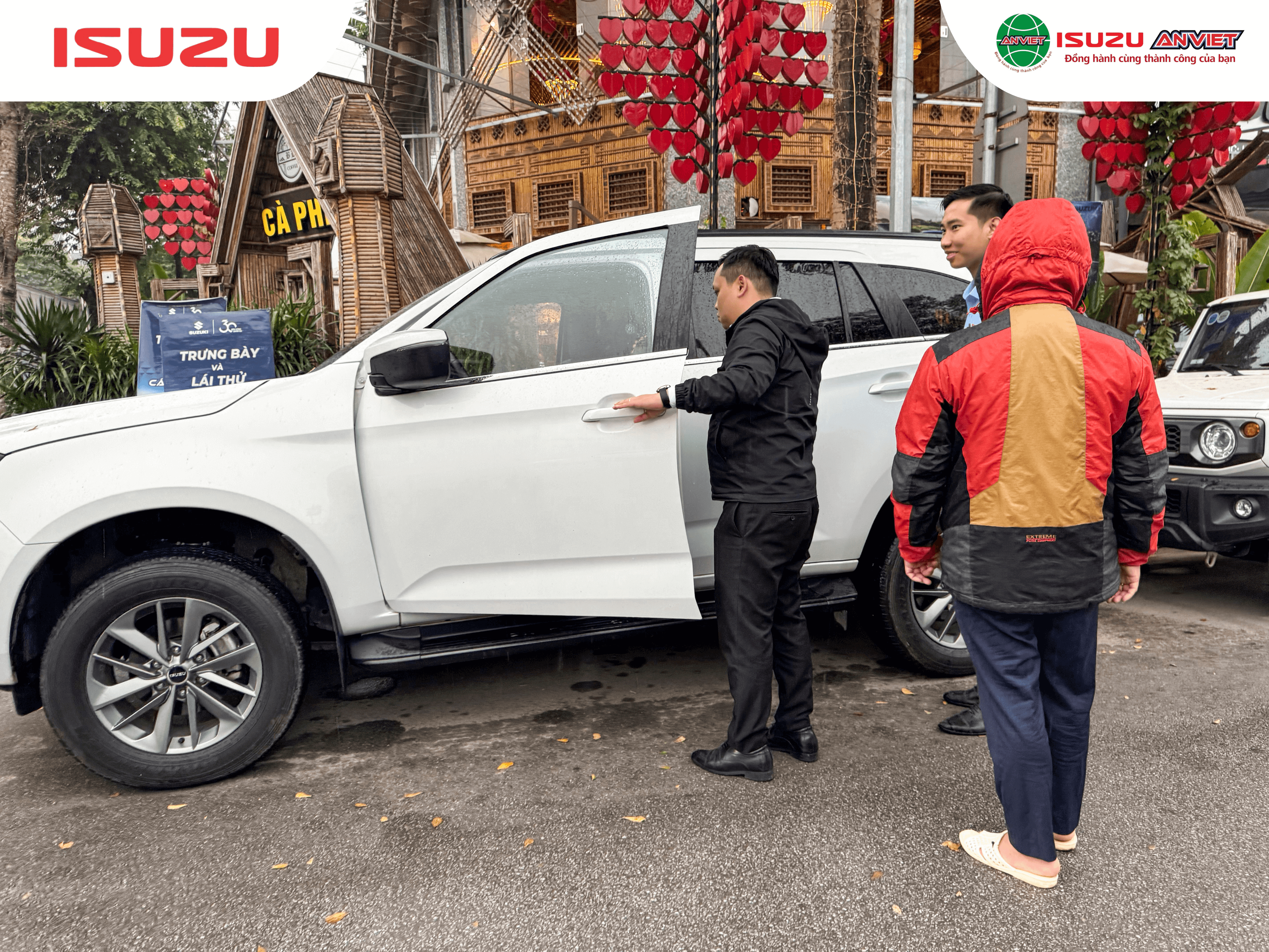 Khách hàng lái thử xe Isuzu Mu-X tại sự kiện