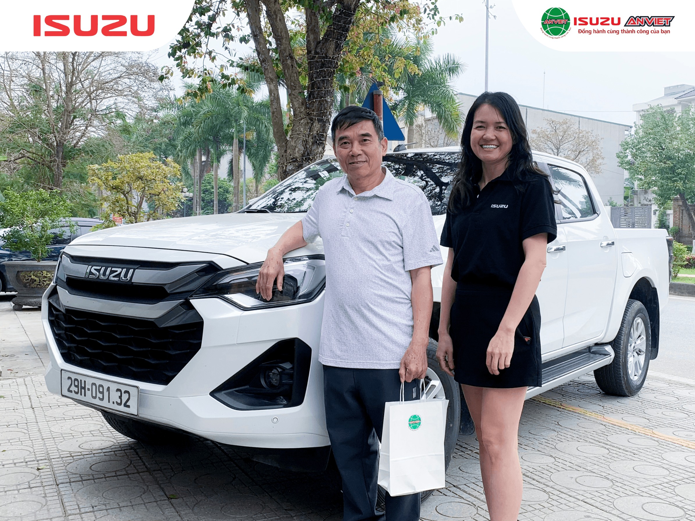 Khách hàng nhận quà khi tham gia chương trình