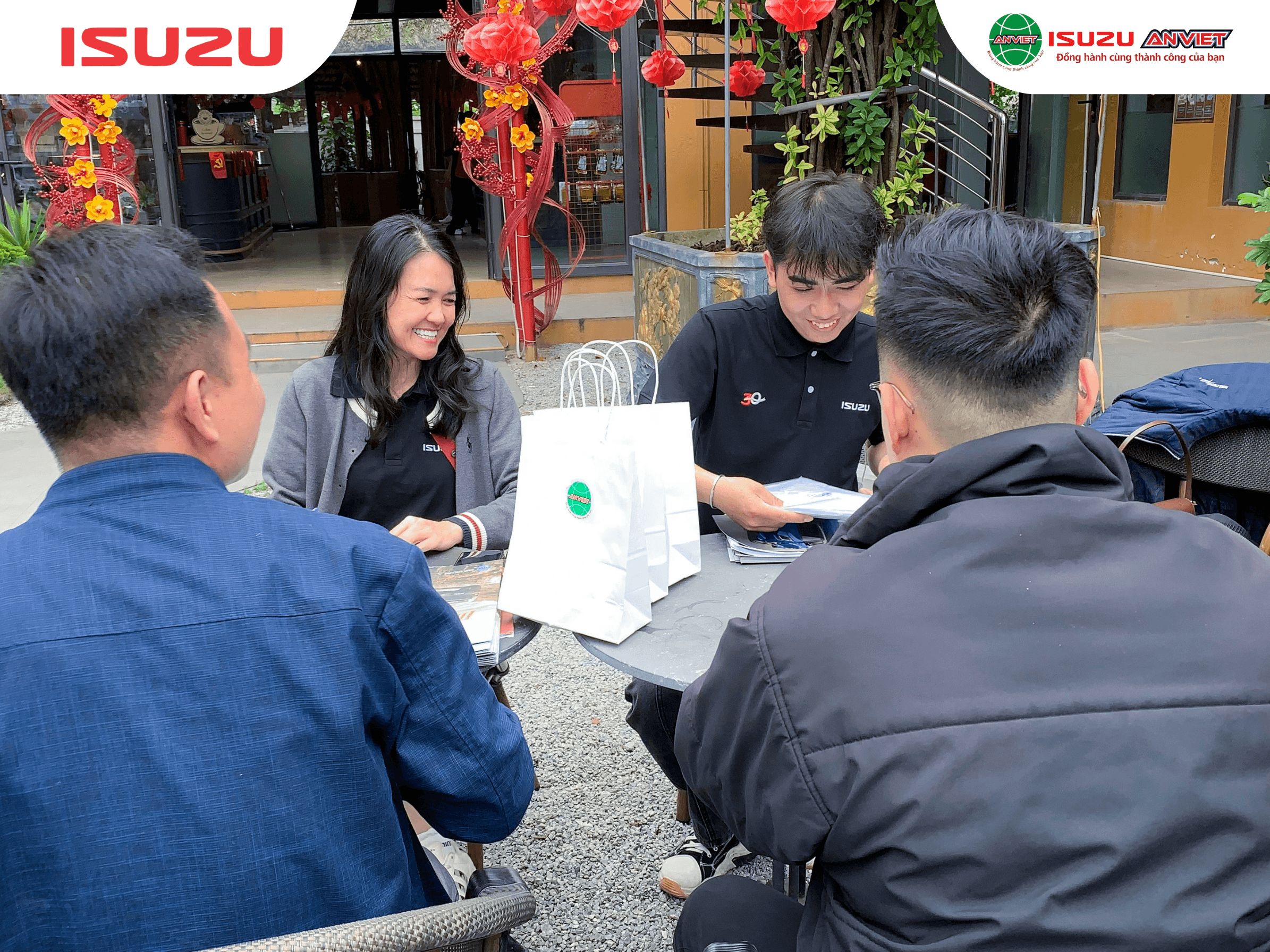 Đông đảo khách hàng tới tham gia sự kiện