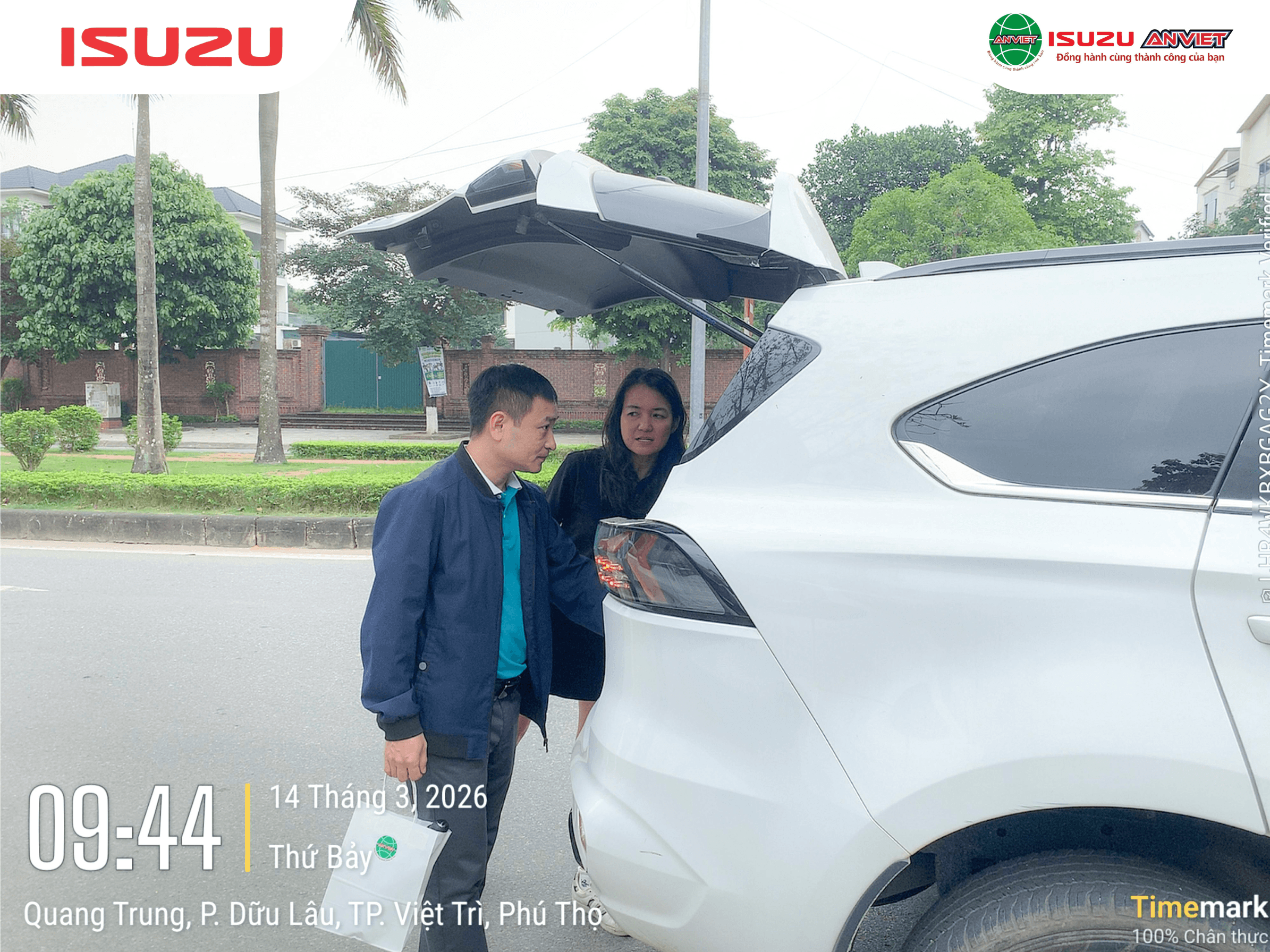 Khách hàng trực tiếp tham quan, trải nghiệm, lái thử xe