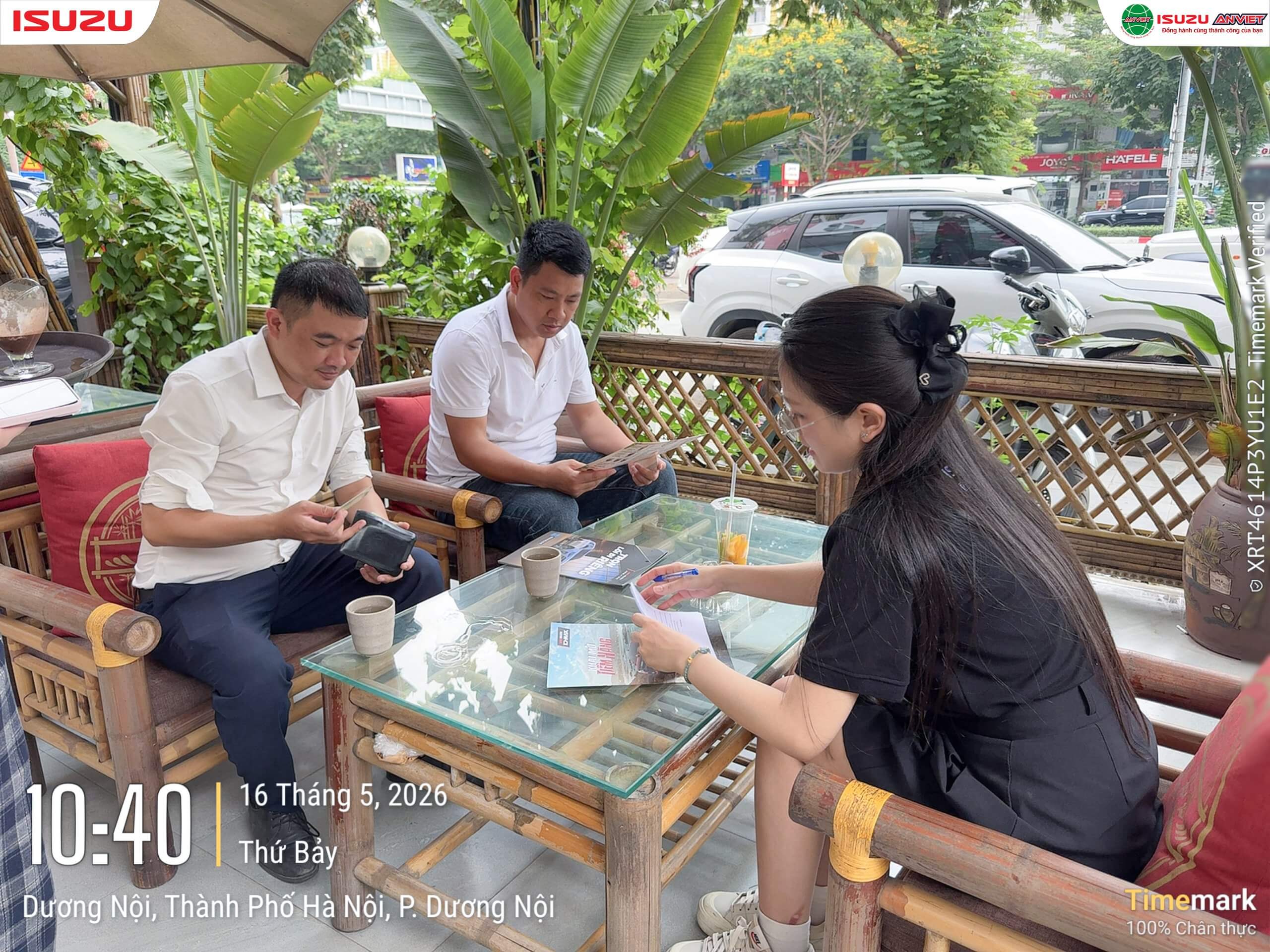 Đội ngũ Isuzu An Việt tư vấn khách hàng tại sự kiện
