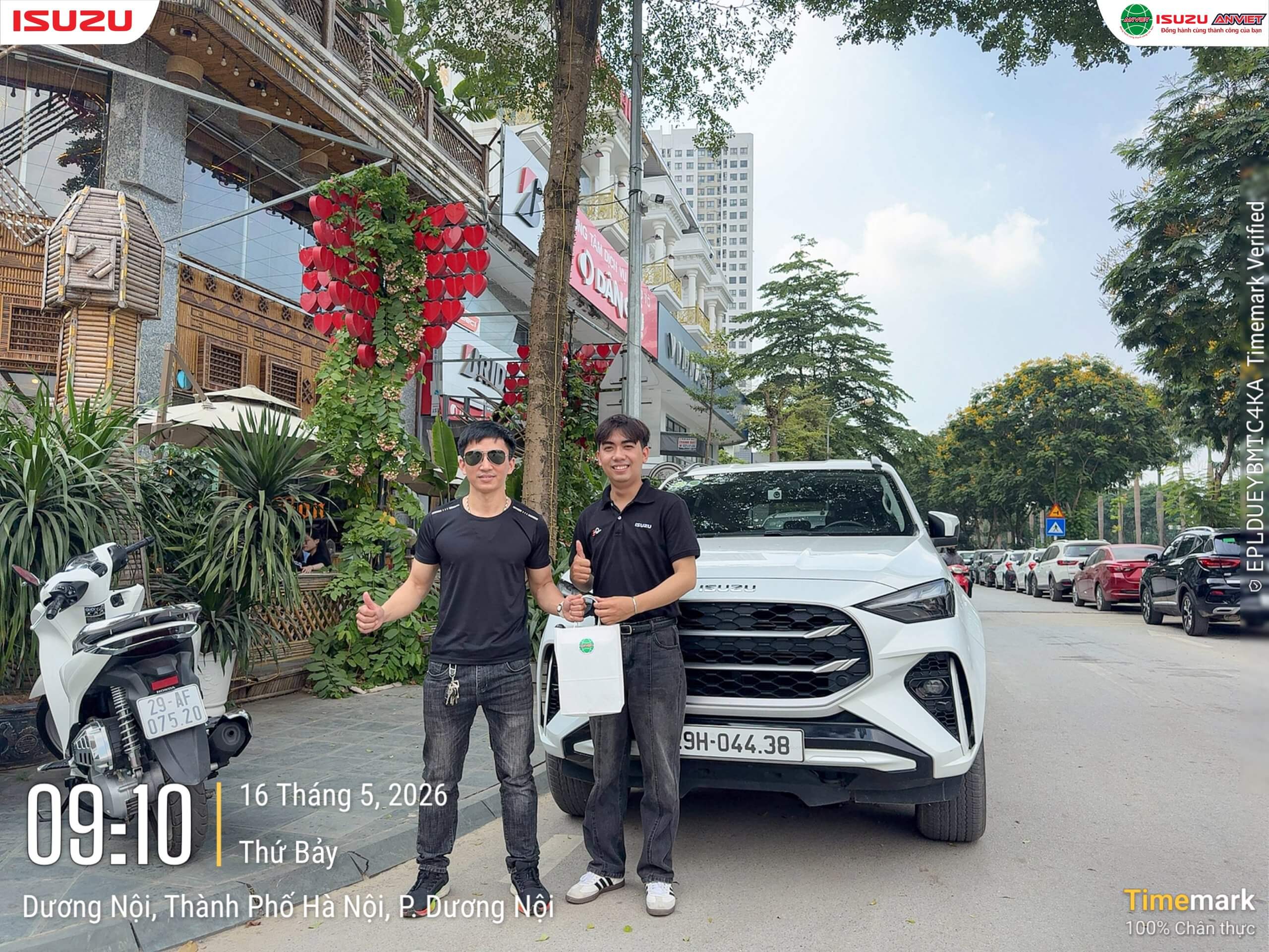 Khách hàng nhận quà lưu niệm tại sự kiện Isuzu An Việt