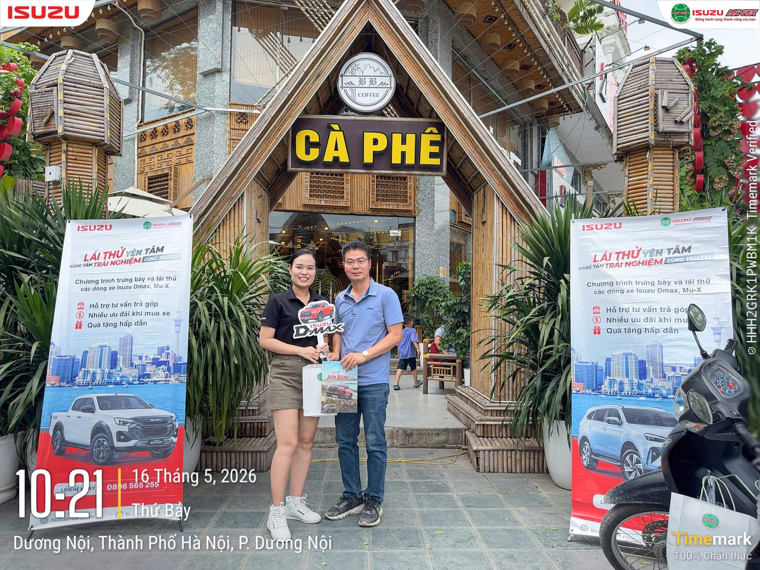 Khách hàng nhận quà lưu niệm tại sự kiện Isuzu An Việt