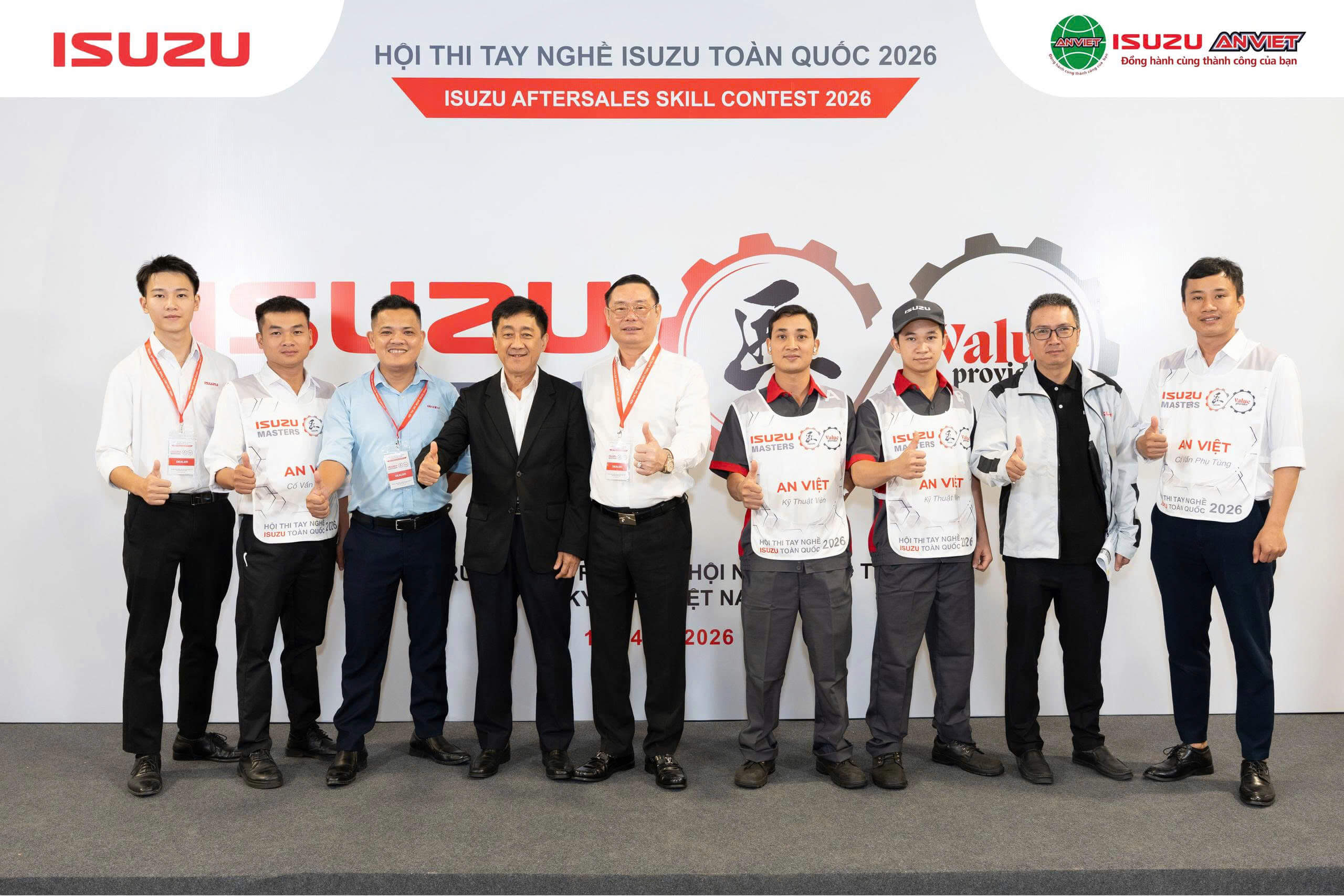 Ban lãnh đạo ISUZU An Việt chúc mừng đội ngũ đạt giải
