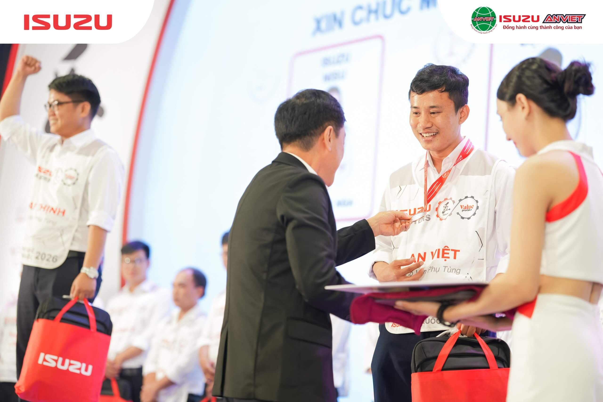 Anh Nguyễn Phúc Thọ nhận Giải Ba hạng mục Cố vấn Phụ tùng
