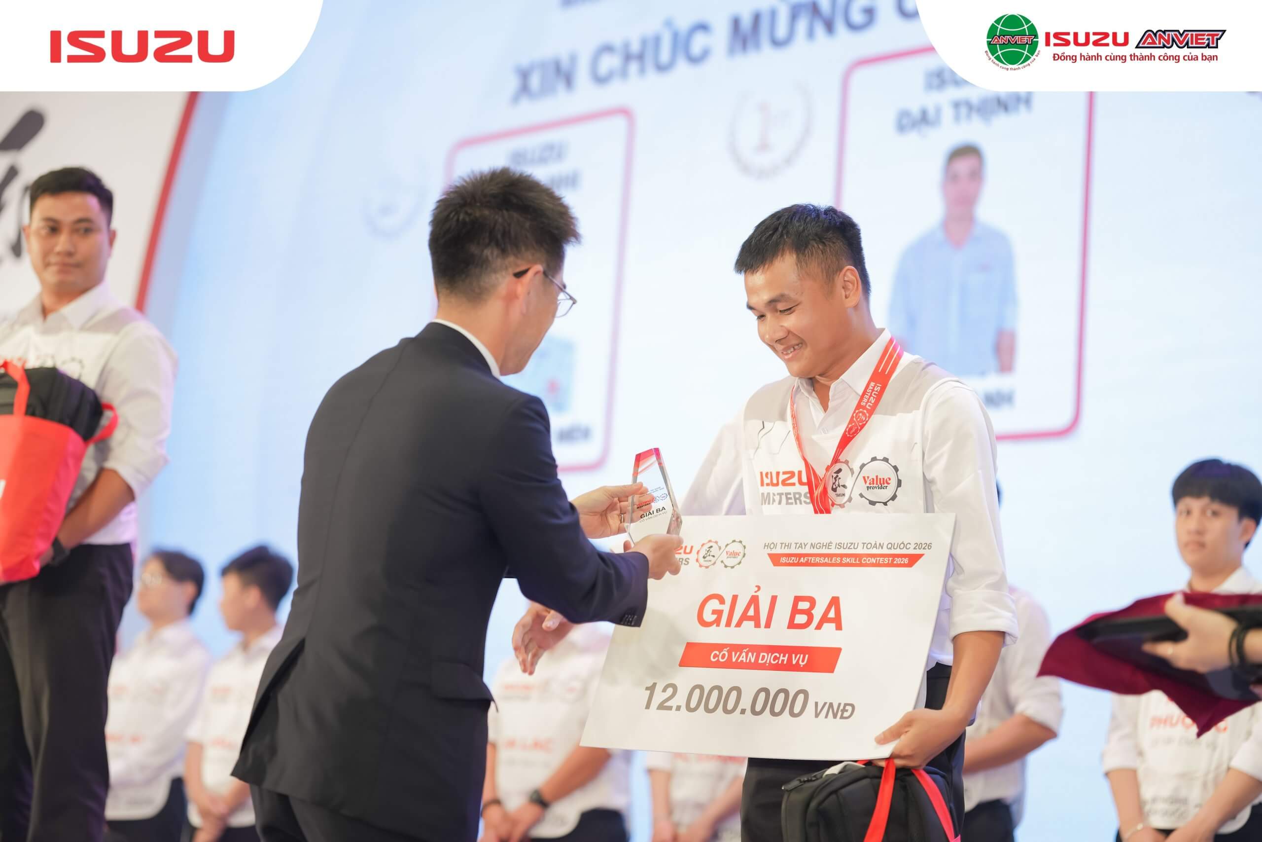 Anh Nguyễn Tuấn Đạt nhận Giải Ba hạng mục Cố vấn Dịch vụ