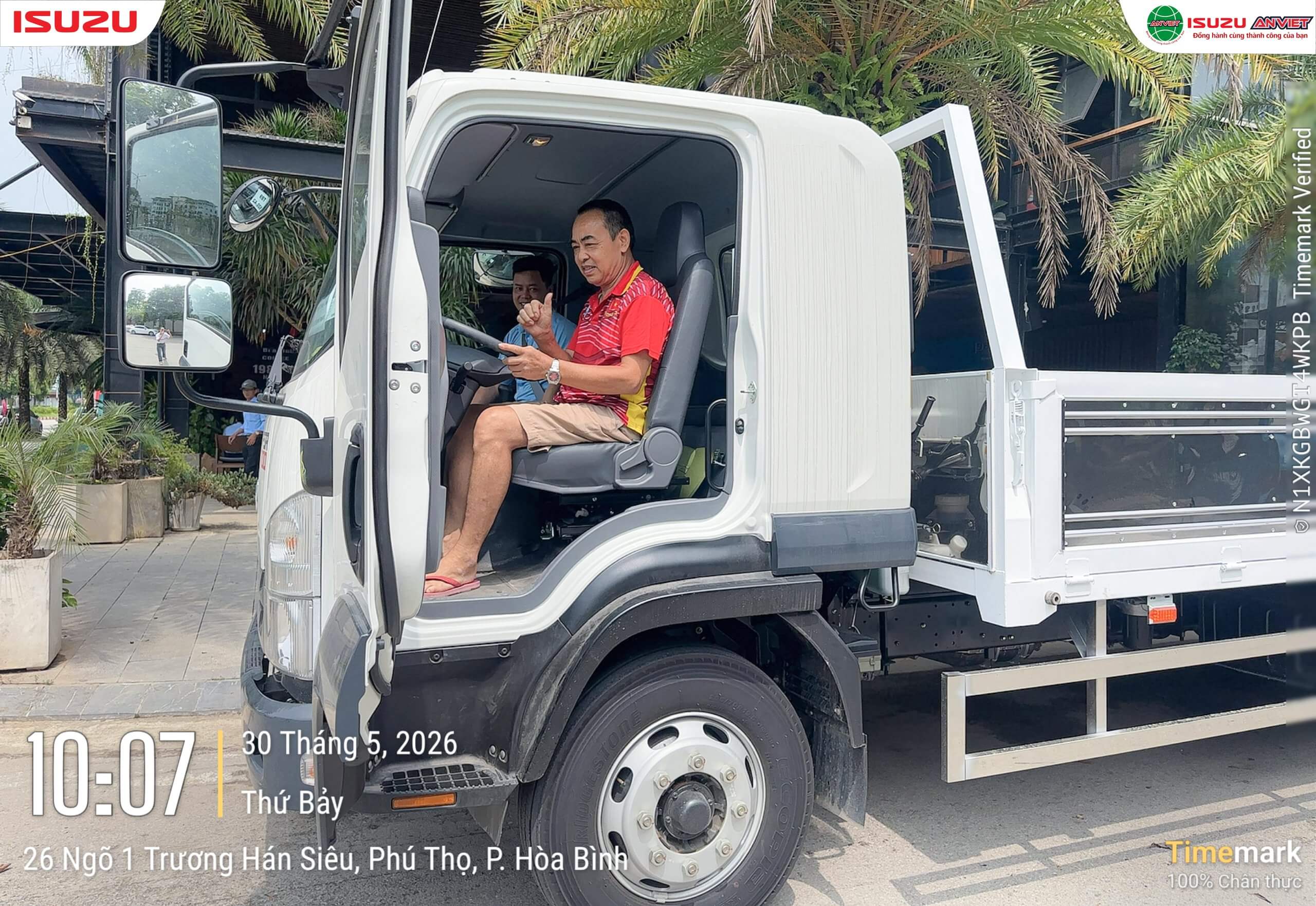 Khách hàng trải nghiệm lái thử Isuzu FSR700 tại Hòa Bình