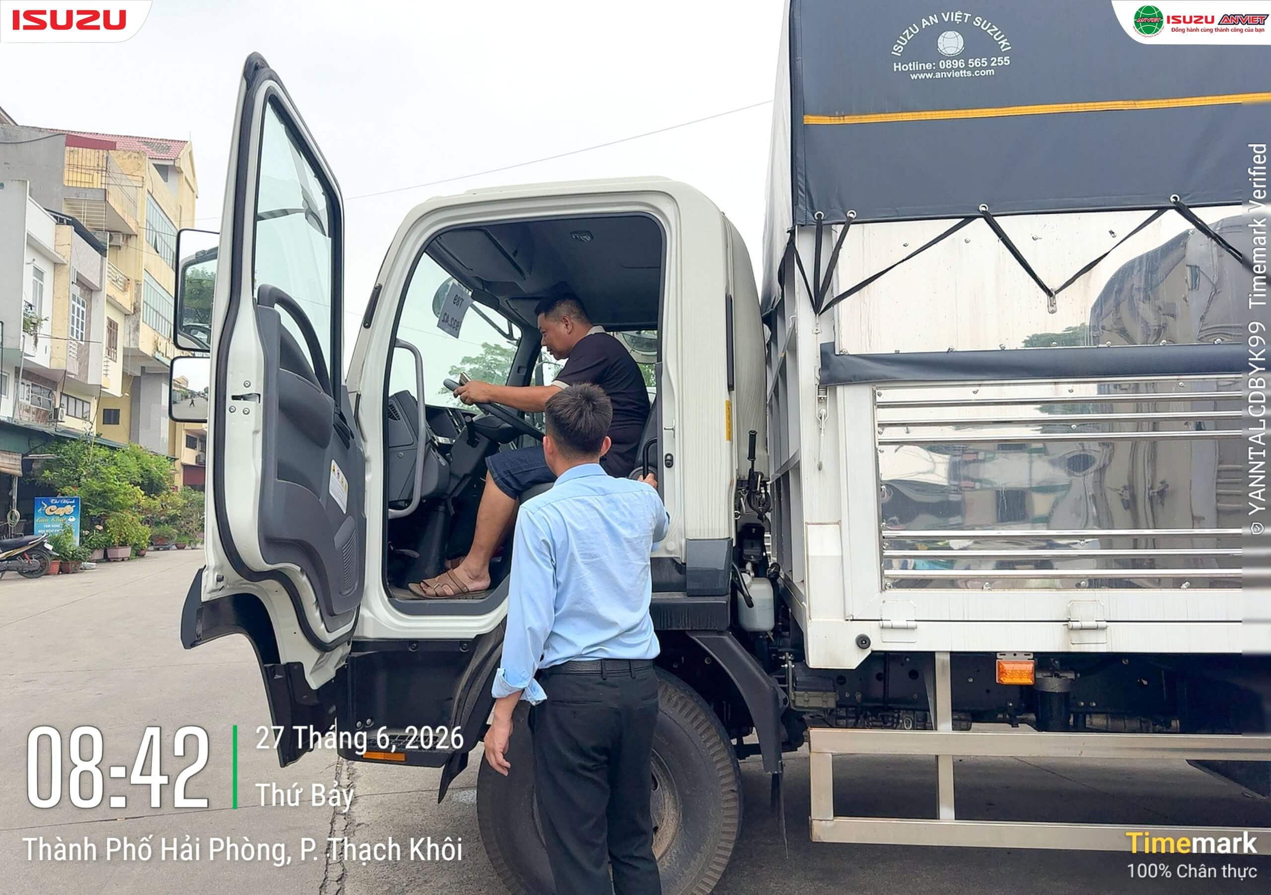 Khách hàng trải nghiệm lái thử xe tải Isuzu Q-Series tại sự kiện.
