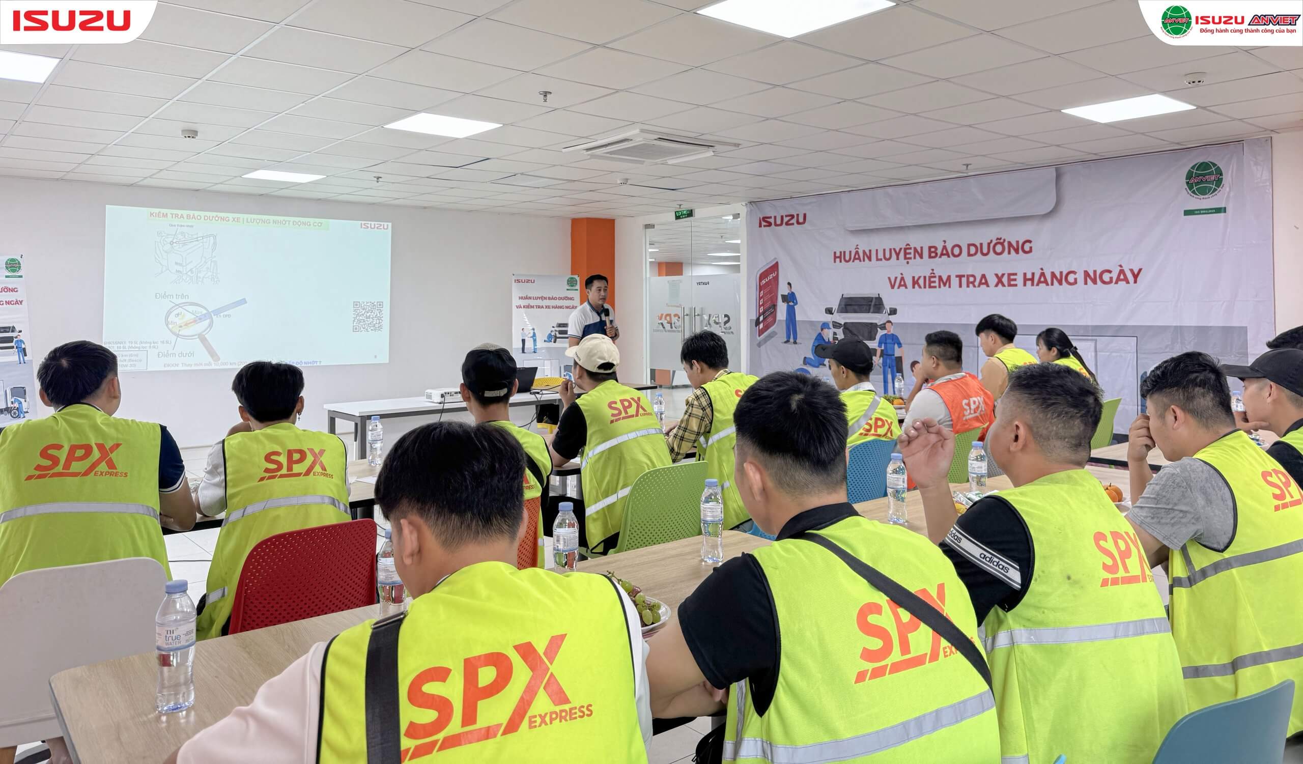 Chuyên gia Isuzu hướng dẫn kiểm tra xe hàng ngày