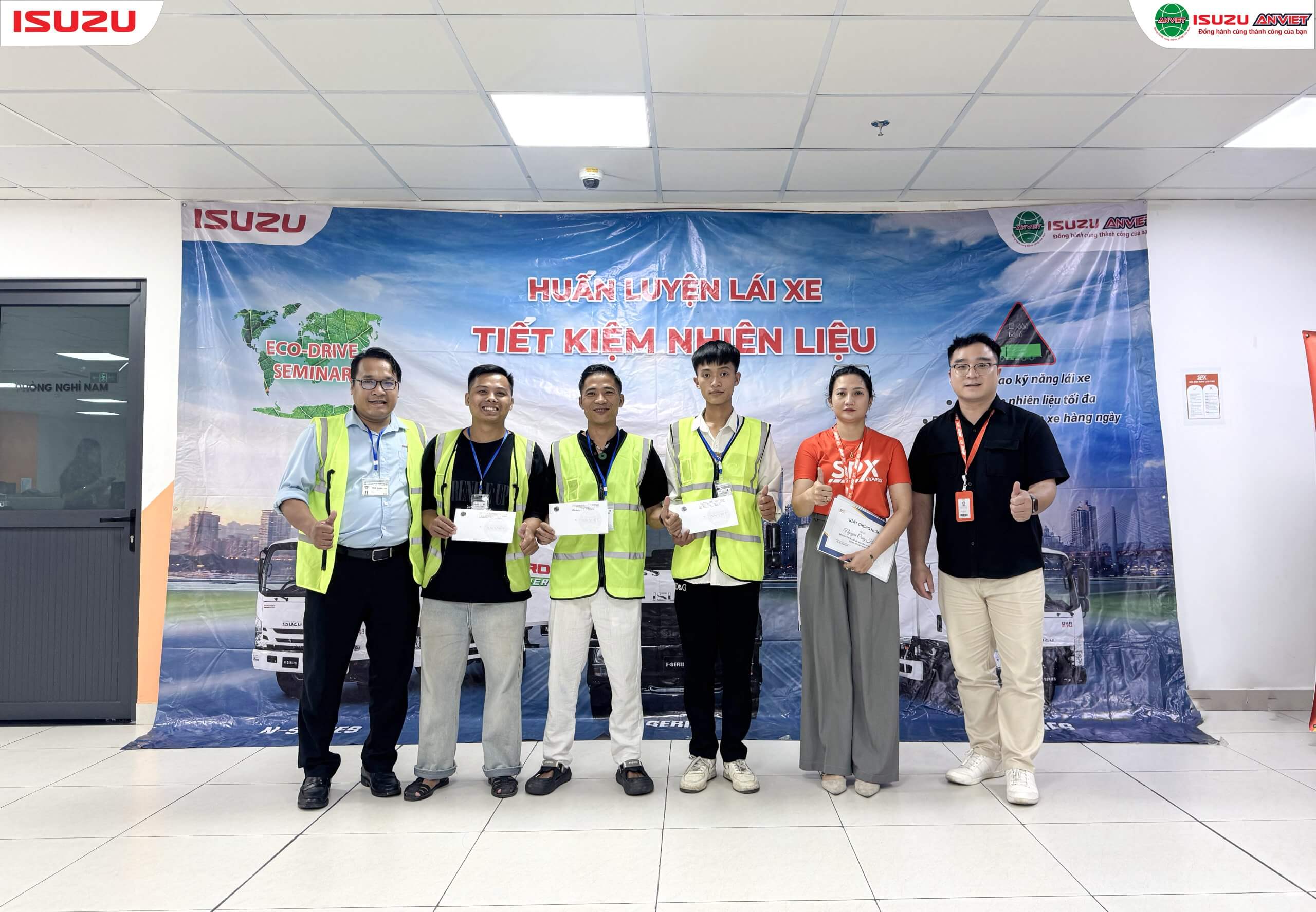Đại diện Isuzu An Việt và SPX EXPRESS chụp ảnh lưu niệm