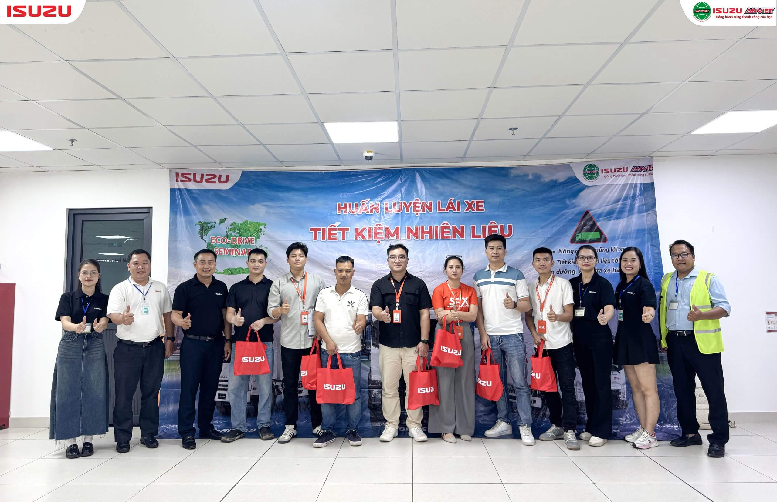Đại diện Isuzu An Việt và SPX EXPRESS chụp ảnh lưu niệm