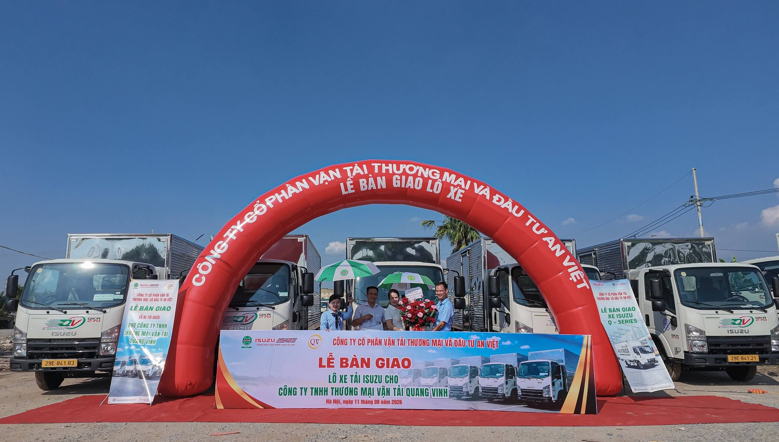 05 xe Isuzu QKR270 thùng kín sẵn sàng đồng hành cùng Quang Vinh
