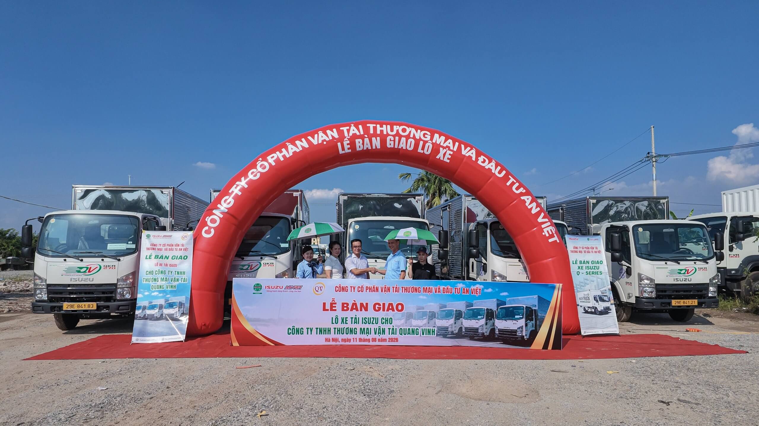 Isuzu An Việt bàn giao 05 xe QKR270 thùng kín cho Quang Vinh