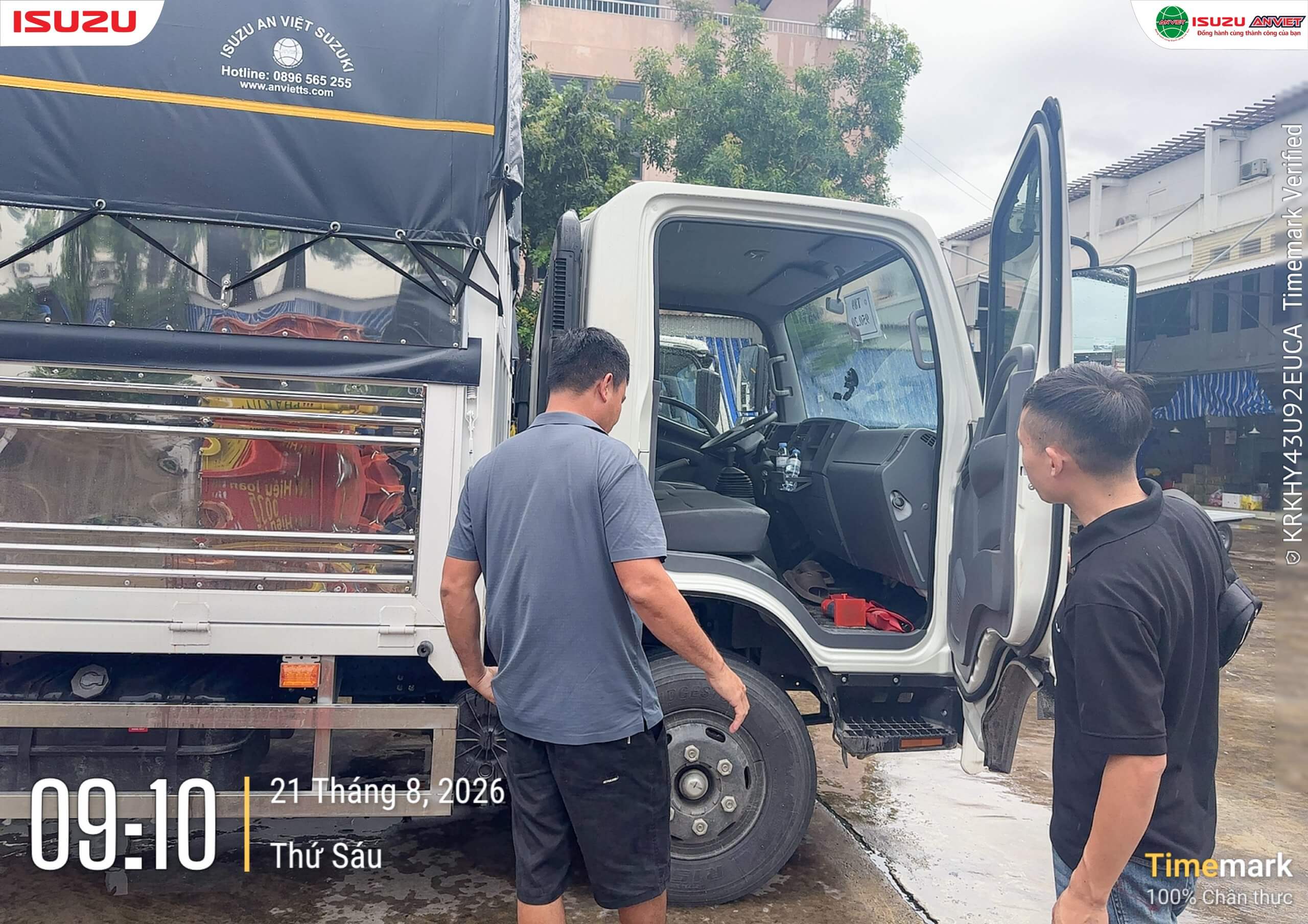 Ảnh khách hàng trực tiếp lái thử xe tải thực tế