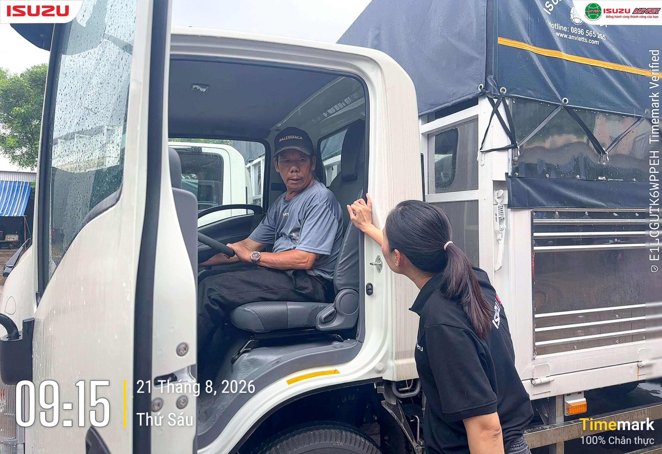 Ảnh khách hàng trực tiếp lái thử xe tải thực tế