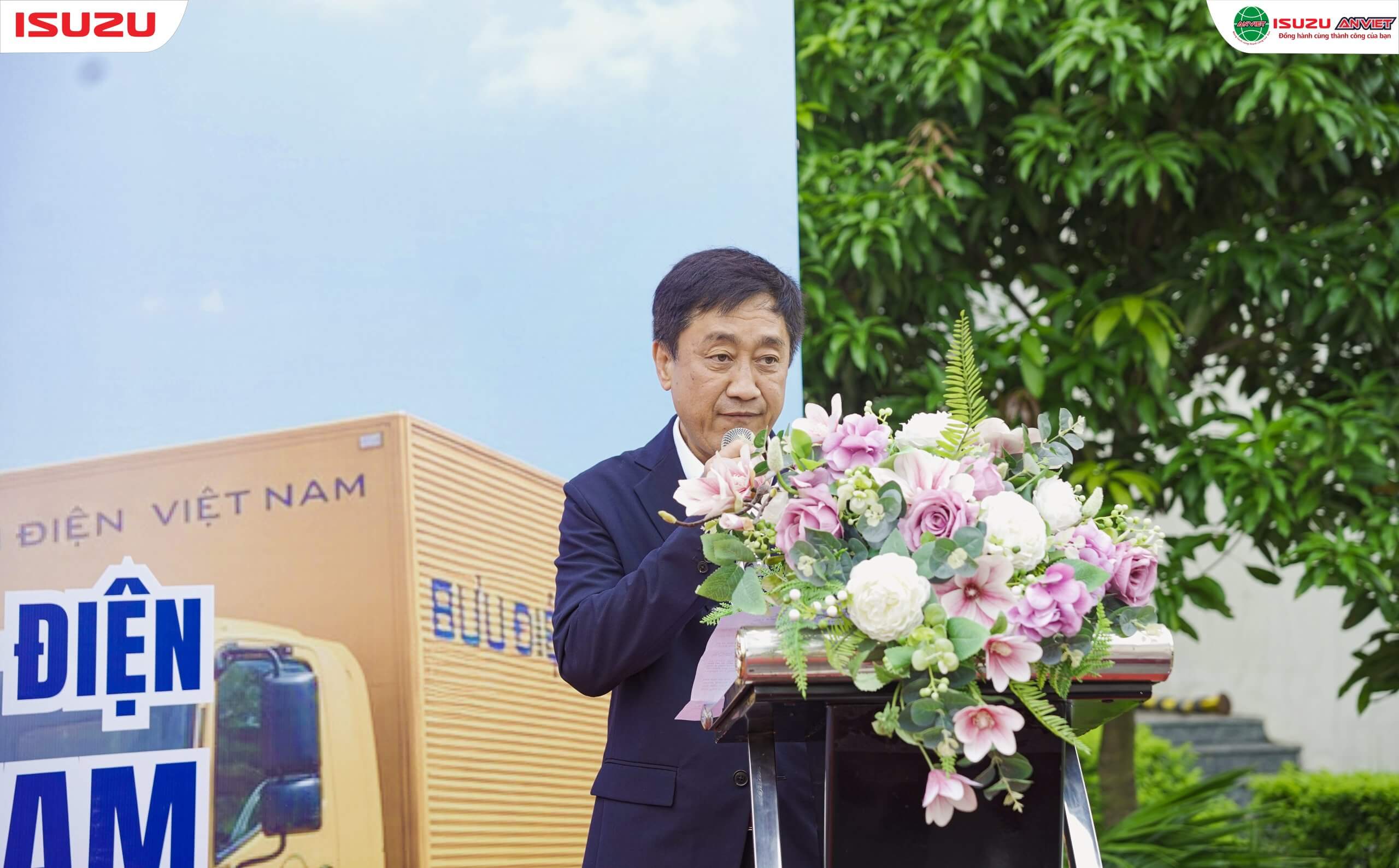 Đại diện Isuzu Việt Nam, Isuzu An Việt và VNPost tại lễ bàn giao xe
