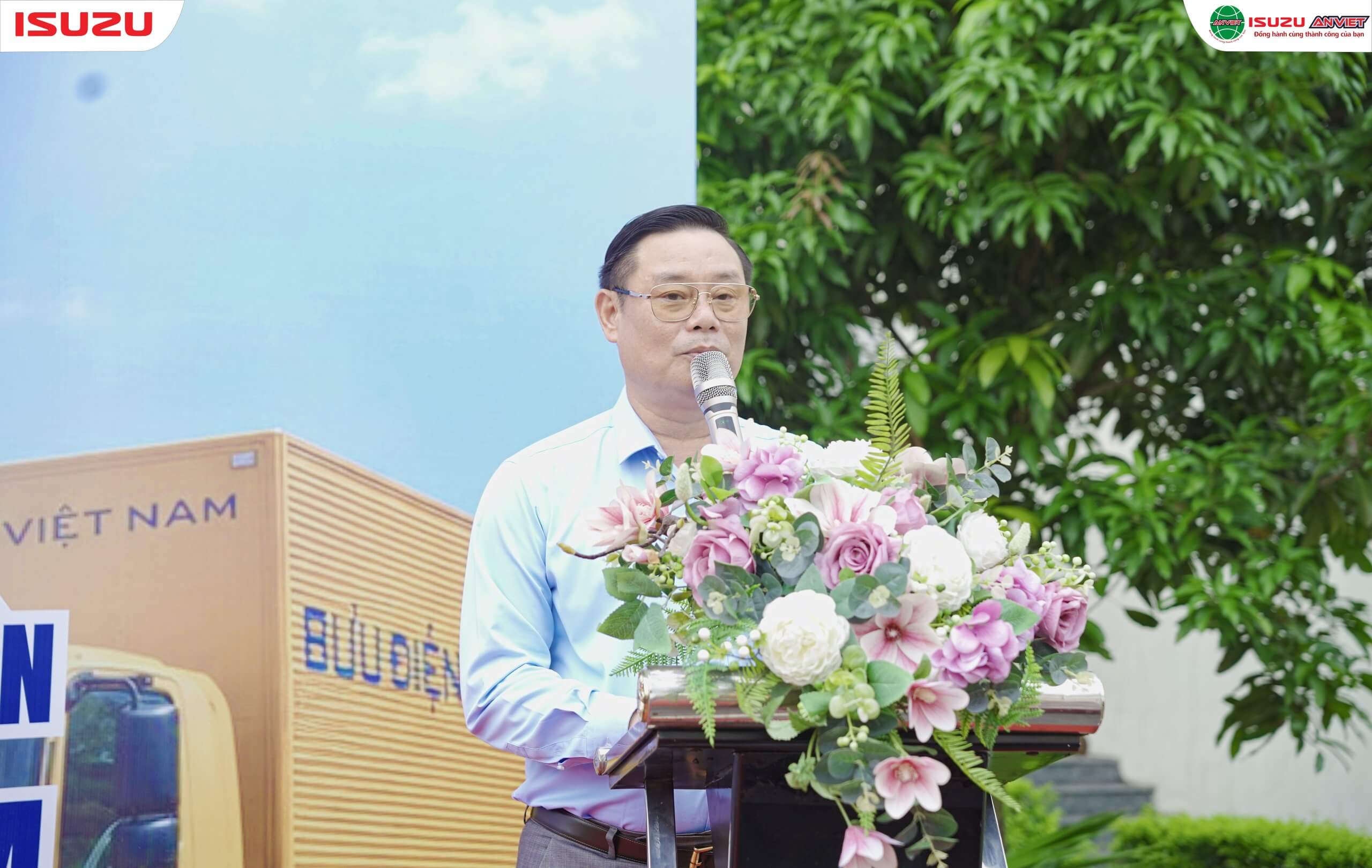 Đại diện Isuzu Việt Nam, Isuzu An Việt và VNPost tại lễ bàn giao xe