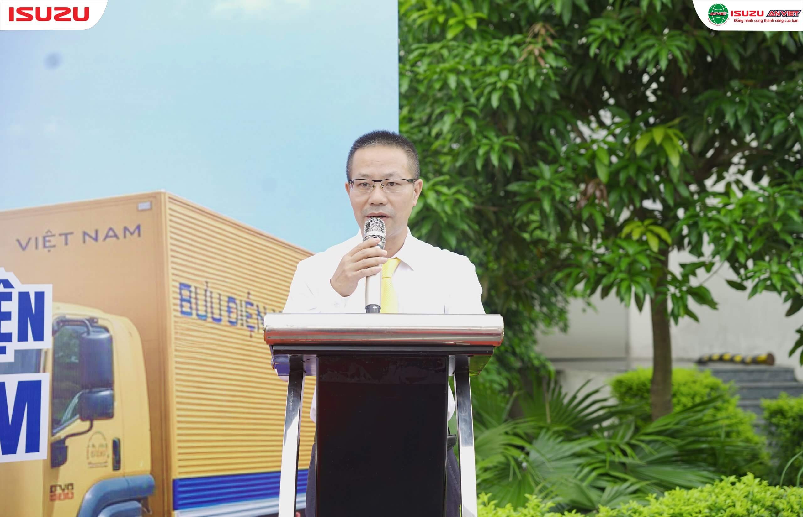 Đại diện Isuzu Việt Nam, Isuzu An Việt và VNPost tại lễ bàn giao xe