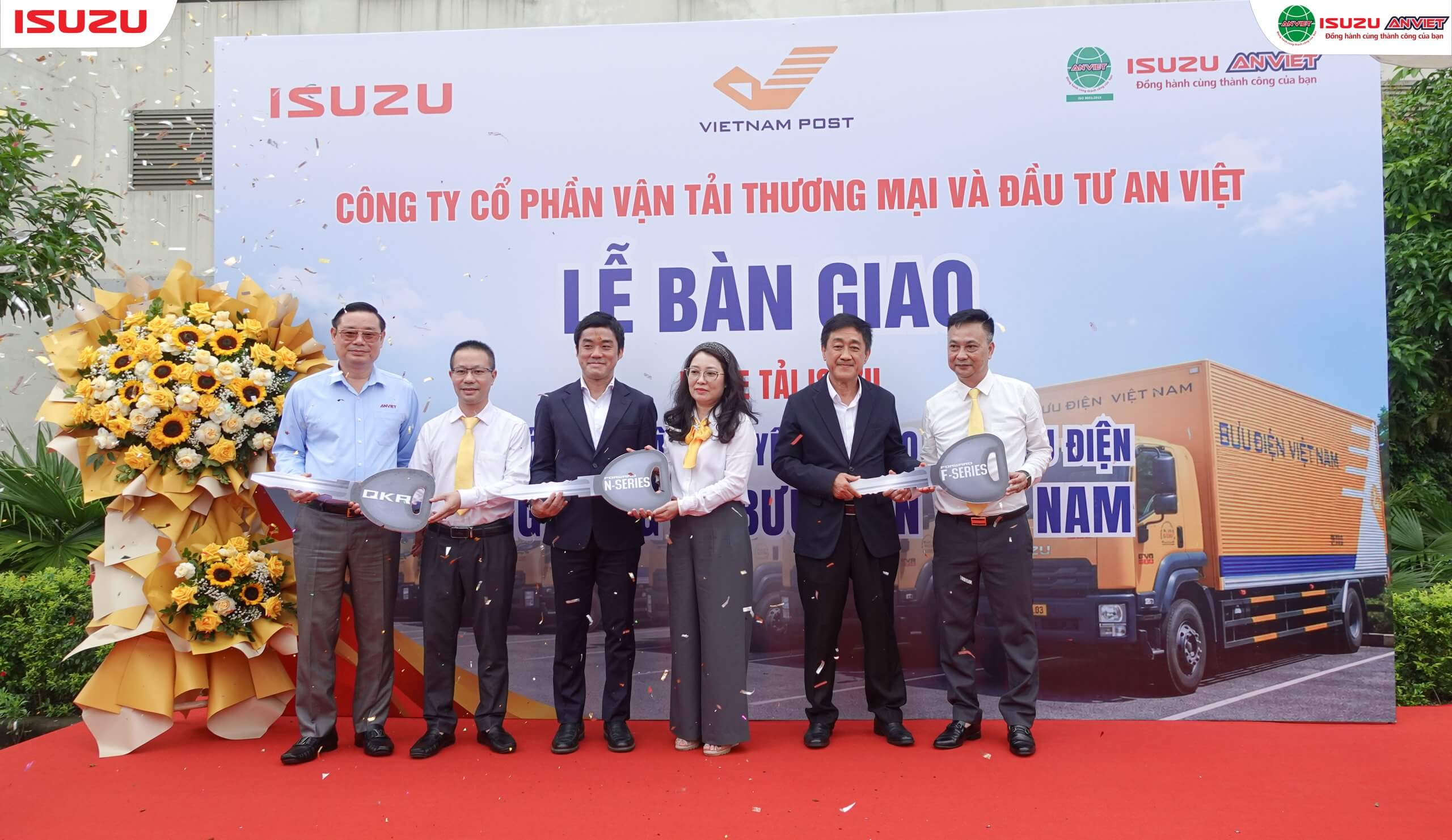 Nghi thức bàn giao lô xe Isuzu giữa Isuzu Việt Nam, Isuzu An Việt và VNPost