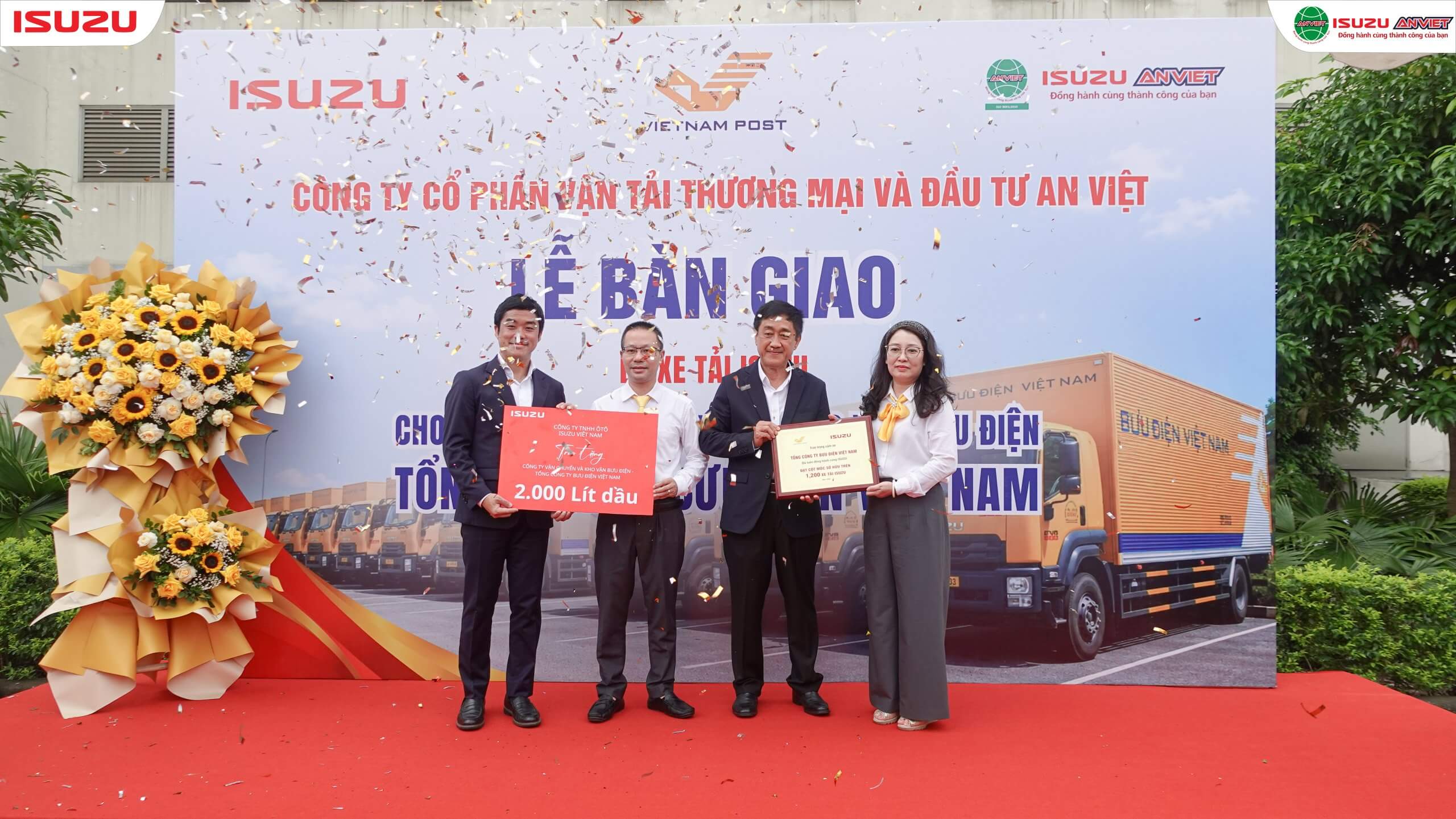 Isuzu Việt Nam trao chứng nhận cột mốc 1.200 xe Isuzu cho VNPost