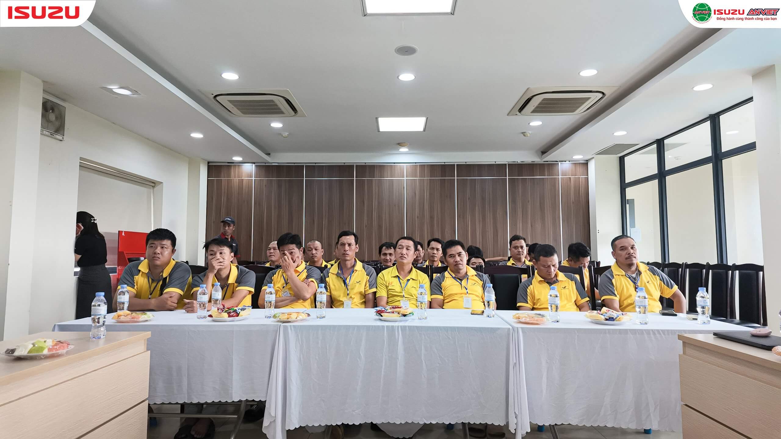 Đội ngũ tài xế Công ty Vận chuyển và Kho vận Bưu điện tham gia huấn luyện