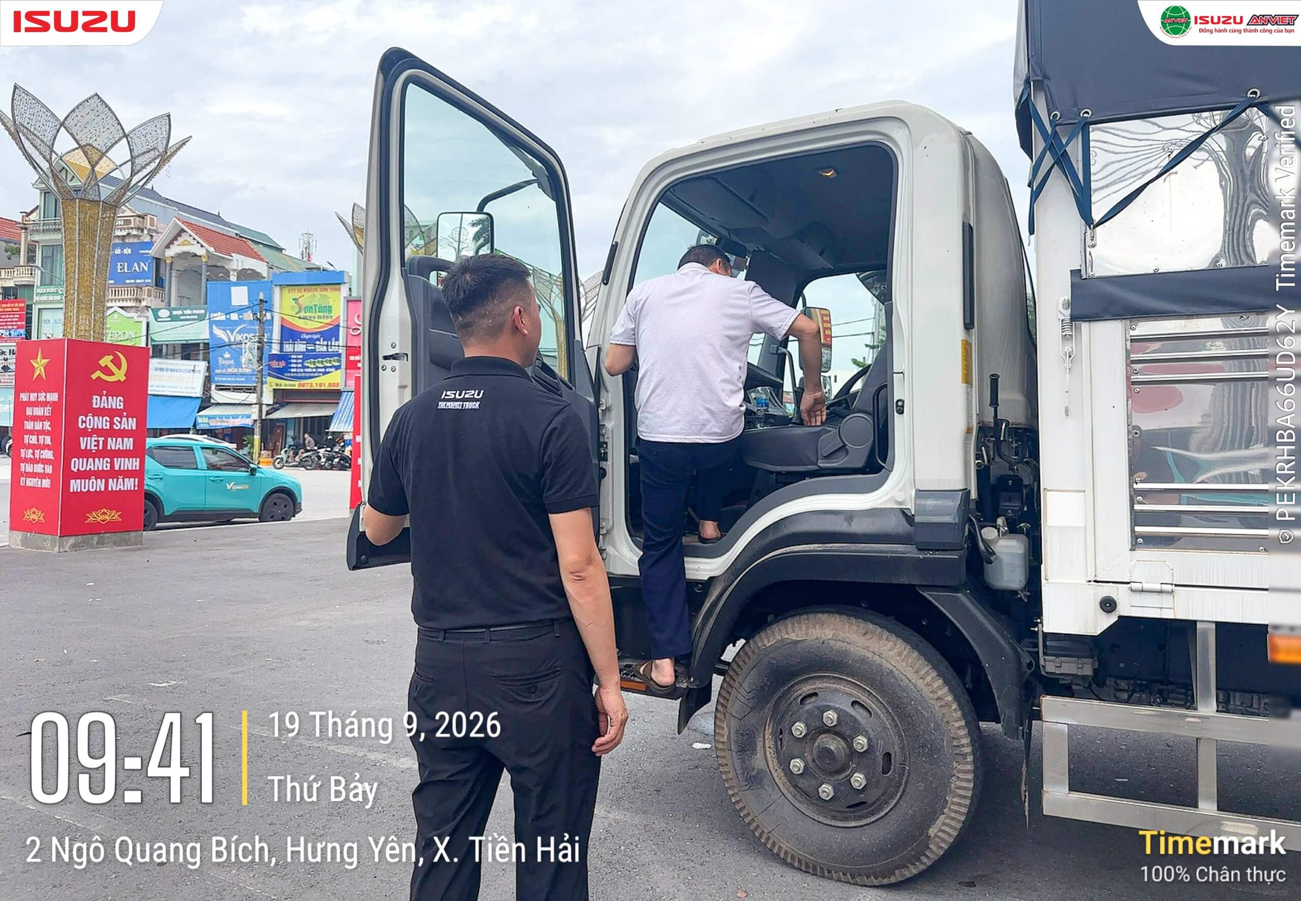 Khách hàng trực tiếp cầm lái xe tải Isuzu tại Tiền Hải