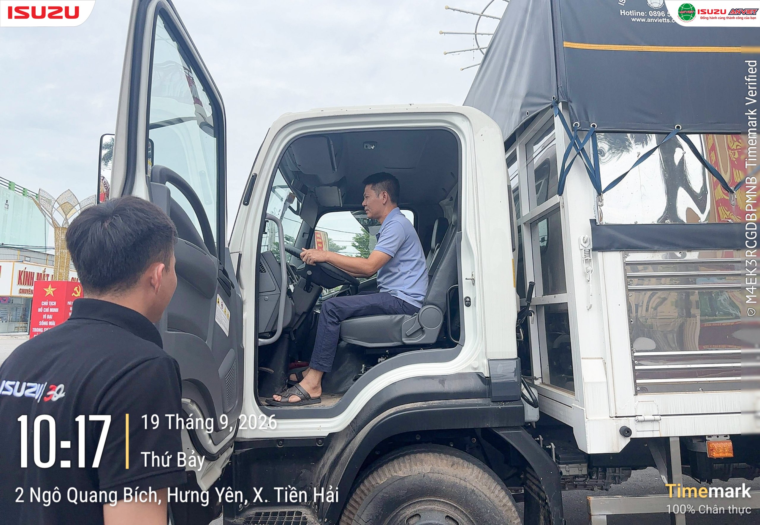 Khách hàng tham quan xe tải Isuzu tại sự kiện